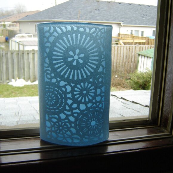Tall light blue oval frosted snowflake art glass vase VGU - Picture 3 of 3
